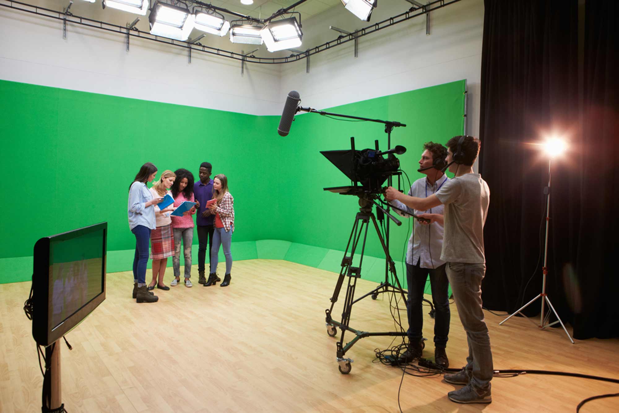 Step-By-Step Guide On How To Use The Green Screen Effect